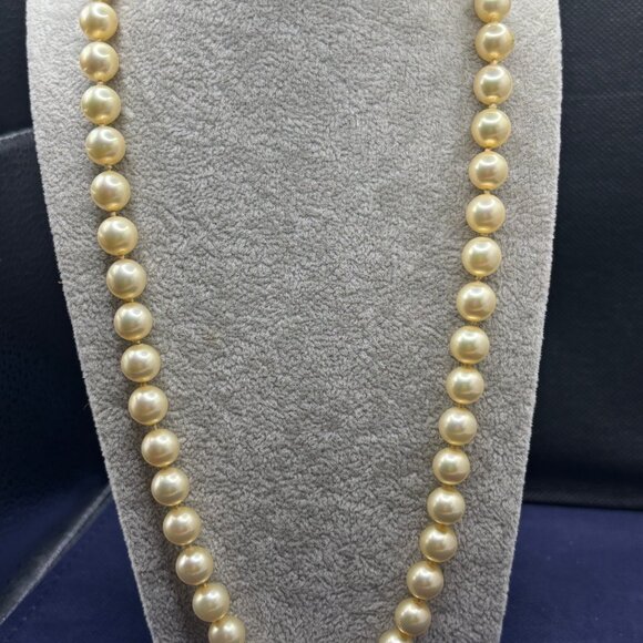 Vintage Majorica Pearl Necklace 22" Timeless Elegance From Spain 9mm Silk Knots - Picture 9 of 12